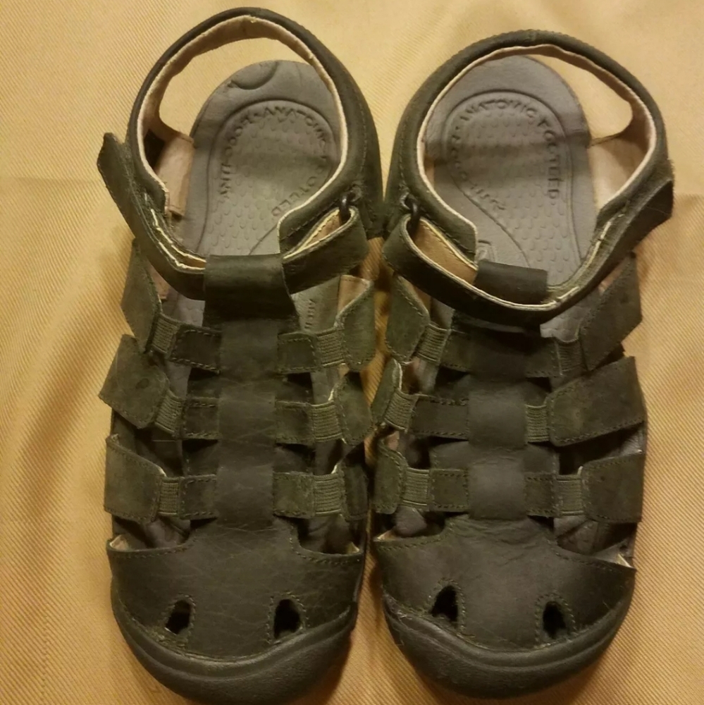 Keen big kid leather army green sandals like new